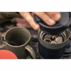 Tasse à Café Thermique Trakker Armolife -Accessoires de cuisine Soldes 211915 Trakker Armolife Thermal Coffee Press Mug LIFESTYLE 013 550x550w