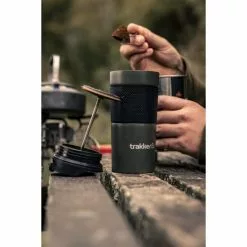 Tasse à Café Thermique Trakker Armolife -Accessoires de cuisine Soldes 211915 Trakker Armolife Thermal Coffee Press Mug LIFESTYLE 05 550x550h