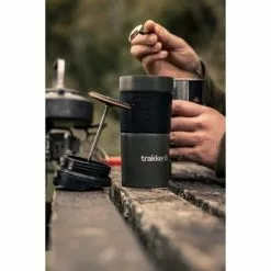Tasse à Café Thermique Trakker Armolife -Accessoires de cuisine Soldes 211915 Trakker Armolife Thermal Coffee Press Mug LIFESTYLE 07 550x550h